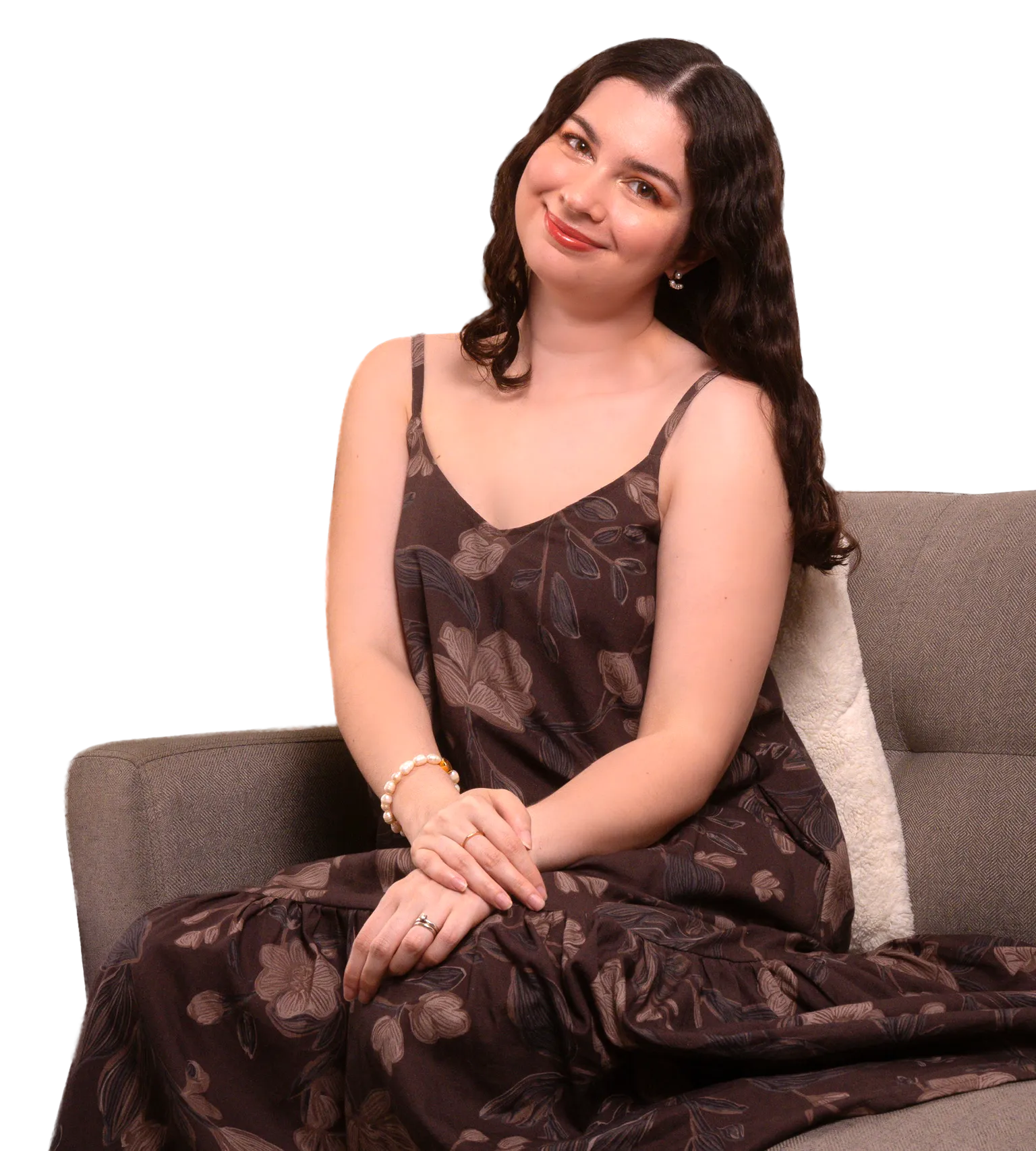 La psicóloga Ali sonriendo, sentada en un sillón